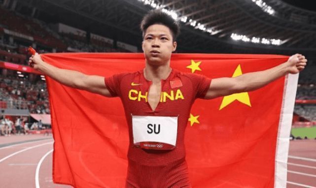 由于对中国影视事业的突出贡献，被中国广播电视协会、中国电视艺术家协会等评选为;中国电视剧产业二十年突出贡献出品人